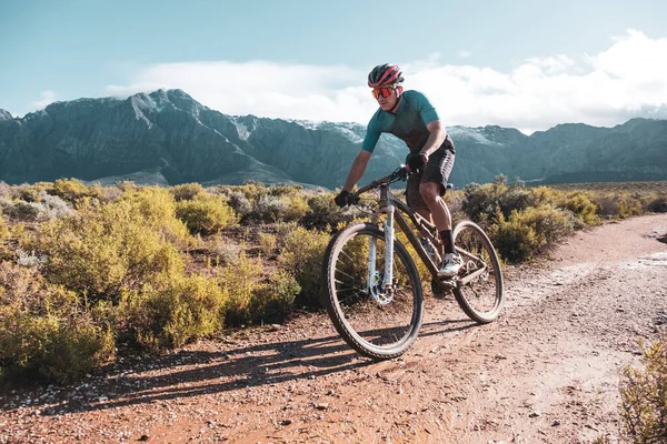 Mountainbiker Racing Ner Jeep Spår Utanför Kapstaden Sydafrika Med Snötäckta — Stockfoto