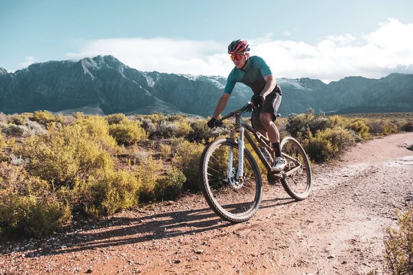 Горный Велосипедист Мчится Джип Треку Пределами Кейптауна Южная Африка Заснеженными Лицензионные Стоковые Изображения