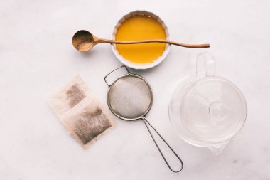 Çay poşetleri ve ekipmanlar parlak bir arkaplanda çay hazırlamak için kullanılır.