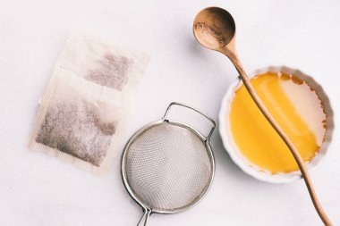 Çay poşetleri ve ekipmanlar parlak bir arkaplanda çay hazırlamak için kullanılır.