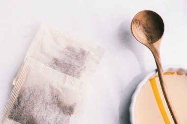 Çay poşetleri ve ekipmanlar parlak bir arkaplanda çay hazırlamak için kullanılır.