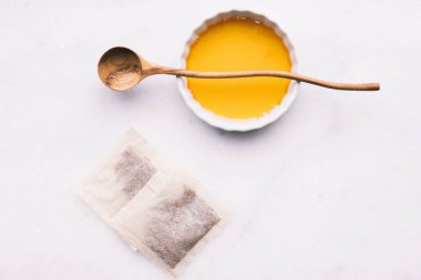 Çay poşetleri ve ekipmanlar parlak bir arkaplanda çay hazırlamak için kullanılır.