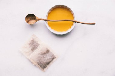 Çay poşetleri ve ekipmanlar parlak bir arkaplanda çay hazırlamak için kullanılır.