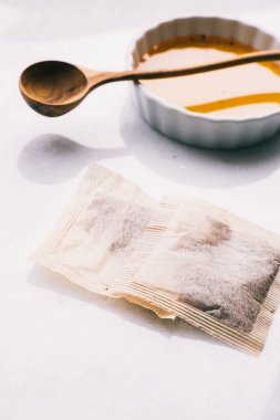 Çay poşetleri ve ekipmanlar parlak bir arkaplanda çay hazırlamak için kullanılır.