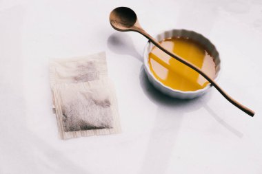 Çay poşetleri ve ekipmanlar parlak bir arkaplanda çay hazırlamak için kullanılır.