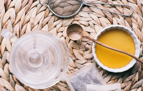 Çay poşetleri ve ekipmanlar parlak bir arkaplanda çay hazırlamak için kullanılır.