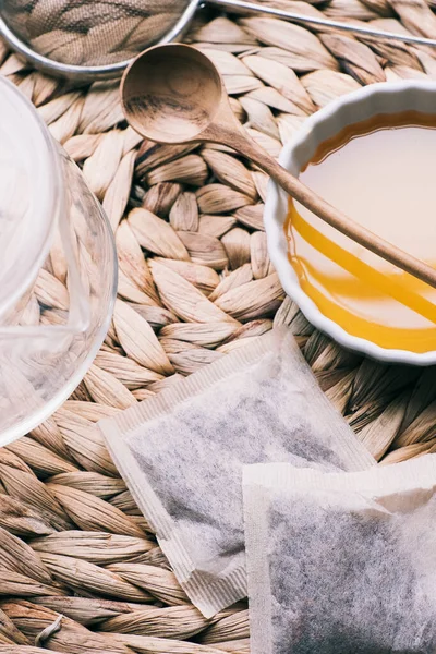 Çay poşetleri ve ekipmanlar parlak bir arkaplanda çay hazırlamak için kullanılır.