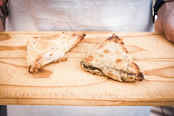Lezzetli Ispanak Feta Turtaları Ekmek Tahtasında Servis Ediliyor — Stok fotoğraf