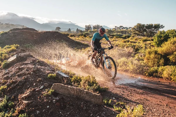 Mountainbiker Fietsen Een Onverharde Weg Tijdens Herfst Herfst Winter Seizoenen — Stockfoto