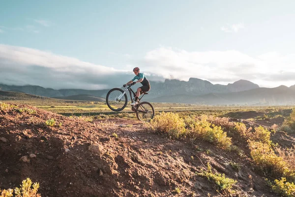 Mountainbiker Cykling Smuts Spår Hösten Hösten Och Vintern Säsonger — Stockfoto