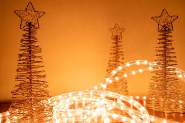 Şenlikli LED ışıklar ve dekorasyonlar eski ahşap bir masa üzerinde