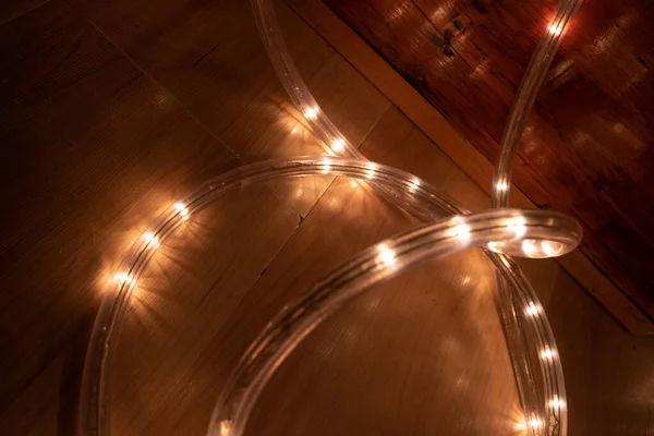 Праздничные Светодиодные Огни Старинном Деревянном Столе — стоковое фото