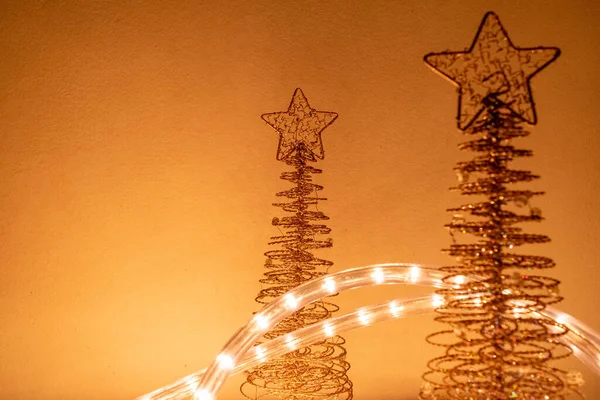 Εορταστικά Φώτα Led Νεράιδα Και Διακοσμήσεις Ένα Vintage Ξύλινο Τραπέζι — Φωτογραφία Αρχείου
