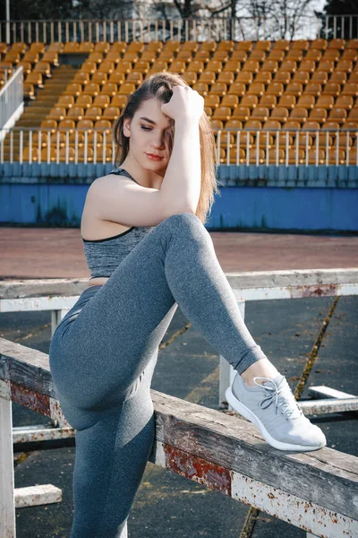 Joven Hermoso Cabello Rubio Chica Deportiva Haciendo Ejercicios Estiramiento Equipo —  Fotos de Stock