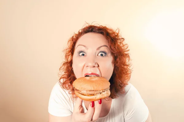 Big Woman Eat Fast Food Red Hair Fat Girl Burger — Stock Photo, Image