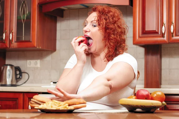 Grote Vrouw Eten Fastfood Rood Haar Dik Meisje Met Hamburger — Stockfoto