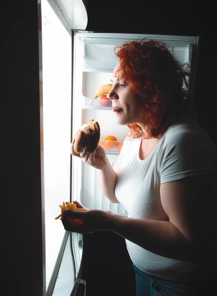 Große Frauen Essen Fast Food Rotes Haar Dickes Mädchen Das — Stockfoto