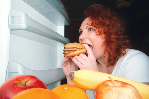 Mulher Grande Comer Fast Food Menina Gorda Cabelo Vermelho Olhando — Fotografia de Stock