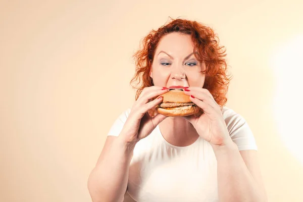 Big Woman Eat Fast Food Red Hair Fat Girl Burger — Stock Photo, Image