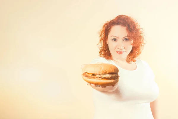 Große Frauen Essen Fast Food Rote Haare Fettes Mädchen Mit — Stockfoto