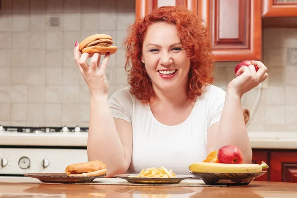 Grote Vrouw Eten Fastfood Rood Haar Dik Meisje Met Hamburger — Stockfoto