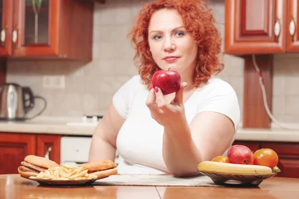 Grote Vrouw Eten Fastfood Rood Haar Dik Meisje Met Hamburger — Stockfoto