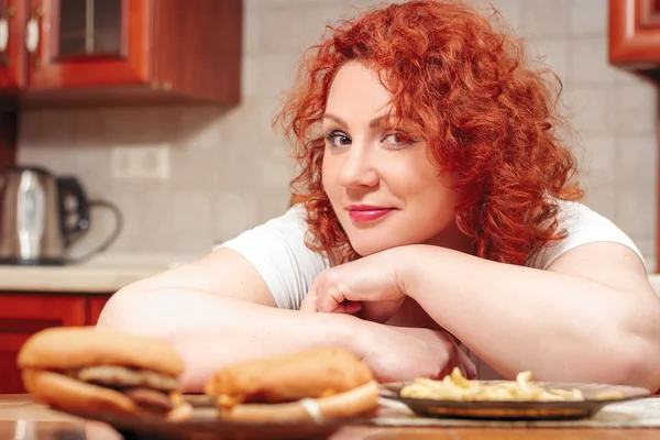 Grote Vrouw Eten Fastfood Rood Haar Dik Meisje Met Hamburger — Stockfoto