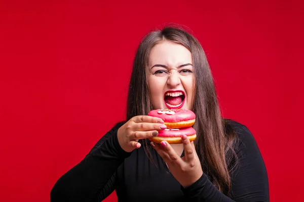 Morena Gorda Alegre Diverte Posando Com Deliciosos Donuts Além Modelo — Fotografia de Stock