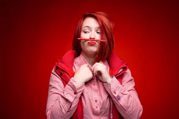 Chica Pelo Rojo Estudio Con Ropa Color Rojo Retrato Cercano —  Fotos de Stock