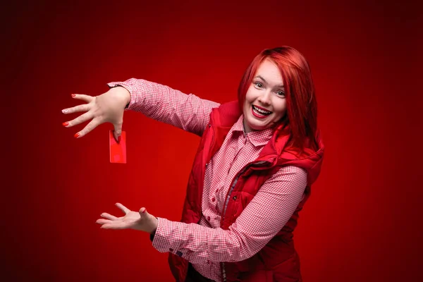 Vörös Hajú Lány Stúdió Piros Színű Ruha Közel Portré Hitel — Stock Fotó