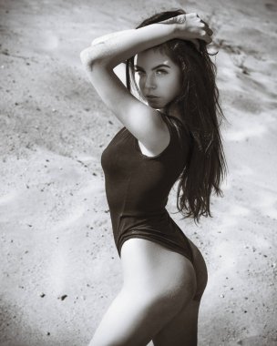 Seksi kadın veya kız baştan çıkarıcı seksi vücut elbiseli kal çölde kum üzerinde ya da sahilde. Boş zaman, seyahat ve tatil kavramı. tek renkli siyah beyaz resim