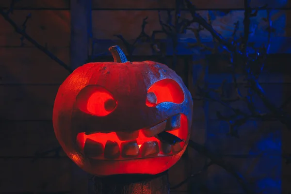 Concetto Halloween Luce Arancio Blu Incandescente Con Terribile Zucca Arrabbiata — Foto Stock