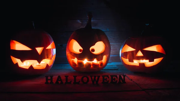 Halloween Pompoenen Kaarsen Een Verlaten Houten Huis Bladeren Houten Planken — Stockfoto