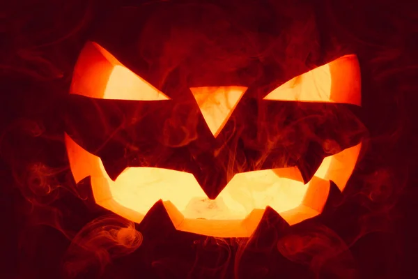Velmi Hrozné Halloween Dýně Hrozný Vzhled Úšklebek Darebáka Tmě Kouřem — Stock fotografie