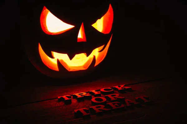 Halloween Tök Gyertyák Egy Elhagyott Faház Levelek Meleg Hideg Fény — Stock Fotó