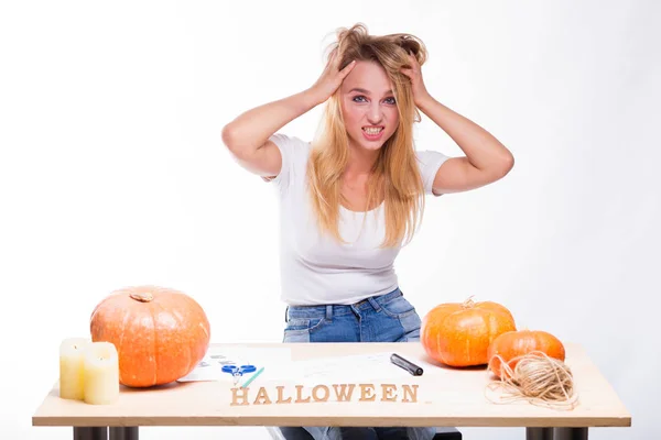 Halloween Koncepce Dívka Sedí Stolu Dýní Příprava Dovolenou Svíčku Lana — Stock fotografie