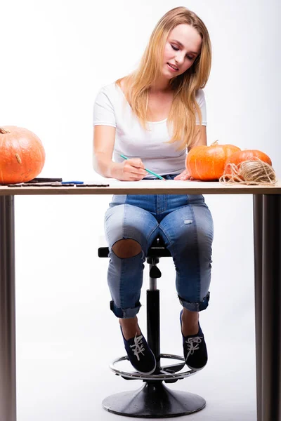 Concept Halloween Heureuse Fille Assise Table Avec Des Citrouilles Préparant — Photo