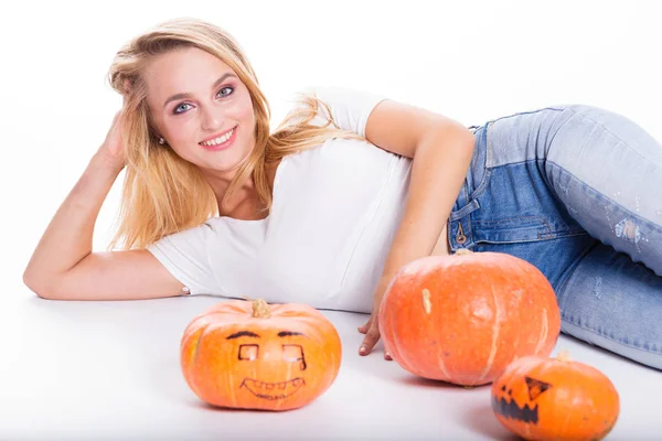 Koncept Halloween Šťastná Dívka Leží Podlaze Dýně Příprava Dovolenou Jack — Stock fotografie