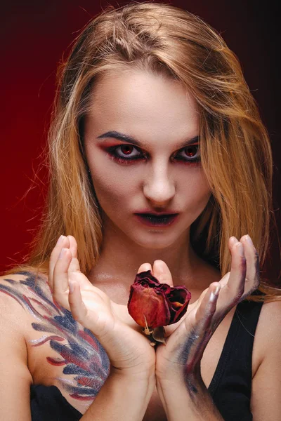 Halloween Dívka Upír Červenýma Očima Červené Rty Červeným Pozadím Hrůzu — Stock fotografie