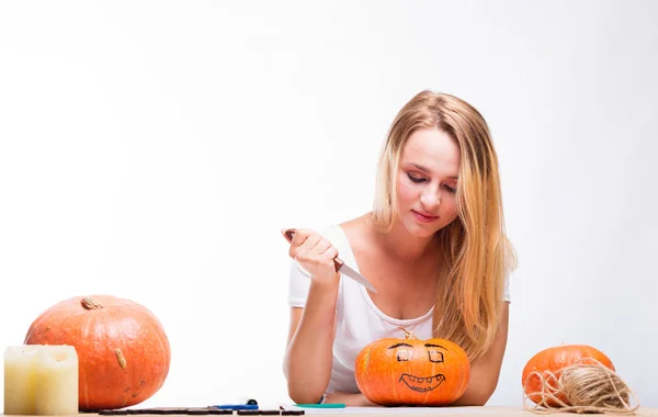 Halloween Koncept Šťastná Dívka Sedí Stolu Dýní Příprava Dovolenou Svíčku — Stock fotografie