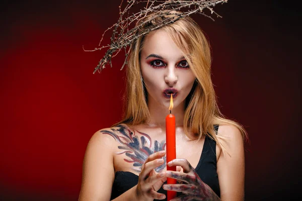 Halloween Dívka Upír Červenýma Očima Červené Rty Tmavě Červeným Pozadím — Stock fotografie