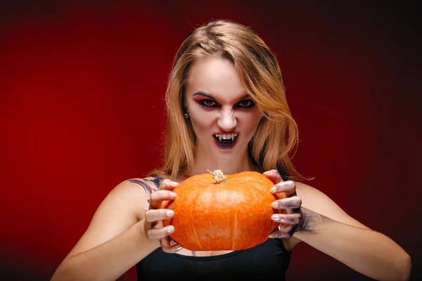 Halloween Dívka Upír Červenýma Očima Červené Rty Tmavě Červeným Pozadím — Stock fotografie