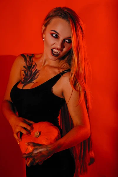 Halloween Dívka Upír Červenýma Očima Červené Rty Tmavě Červeným Pozadím — Stock fotografie