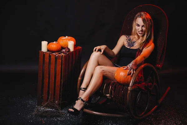 Koncept Halloween Upíří Dívka Červenýma Očima Červené Rty Sedět Houpací — Stock fotografie