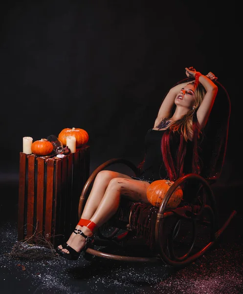 Koncept Halloween Upíří Dívka Červenýma Očima Červené Rty Sedět Houpací — Stock fotografie