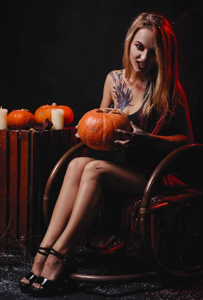 Koncept Halloween Upíří Dívka Červenýma Očima Červené Rty Sedět Houpací — Stock fotografie