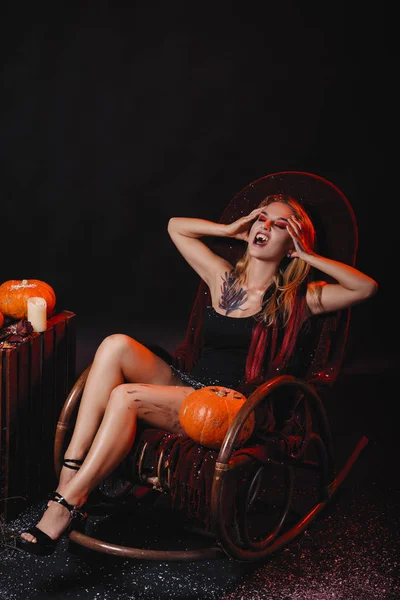 Koncept Halloween Upíří Dívka Červenýma Očima Červené Rty Sedět Houpací — Stock fotografie