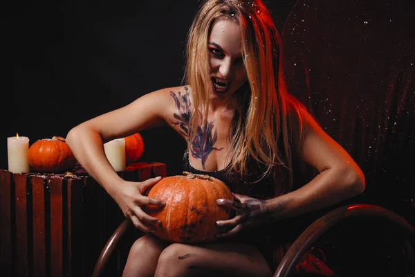Koncept Halloween Upíří Dívka Červenýma Očima Červené Rty Sedět Houpací — Stock fotografie