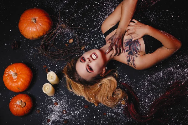 Koncept Halloween Upíří Dívka Červeným Oči Červené Rty Které Leží — Stock fotografie