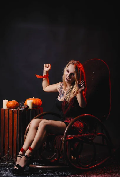 Koncept Halloween Upíří Dívka Červenýma Očima Červené Rty Sedět Houpací — Stock fotografie